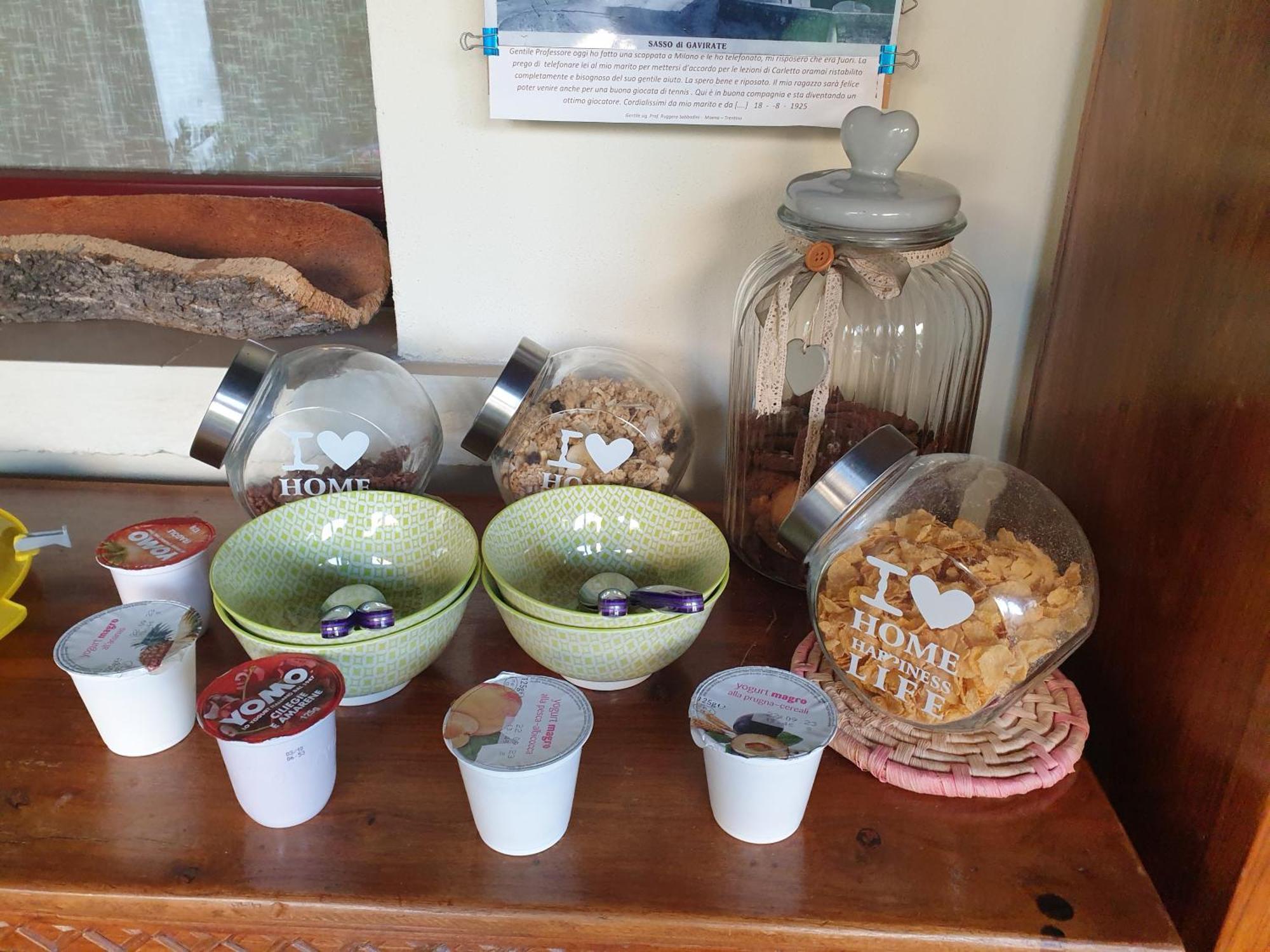 Le Tre Arti Bed & Breakfast Gavirate Bagian luar foto