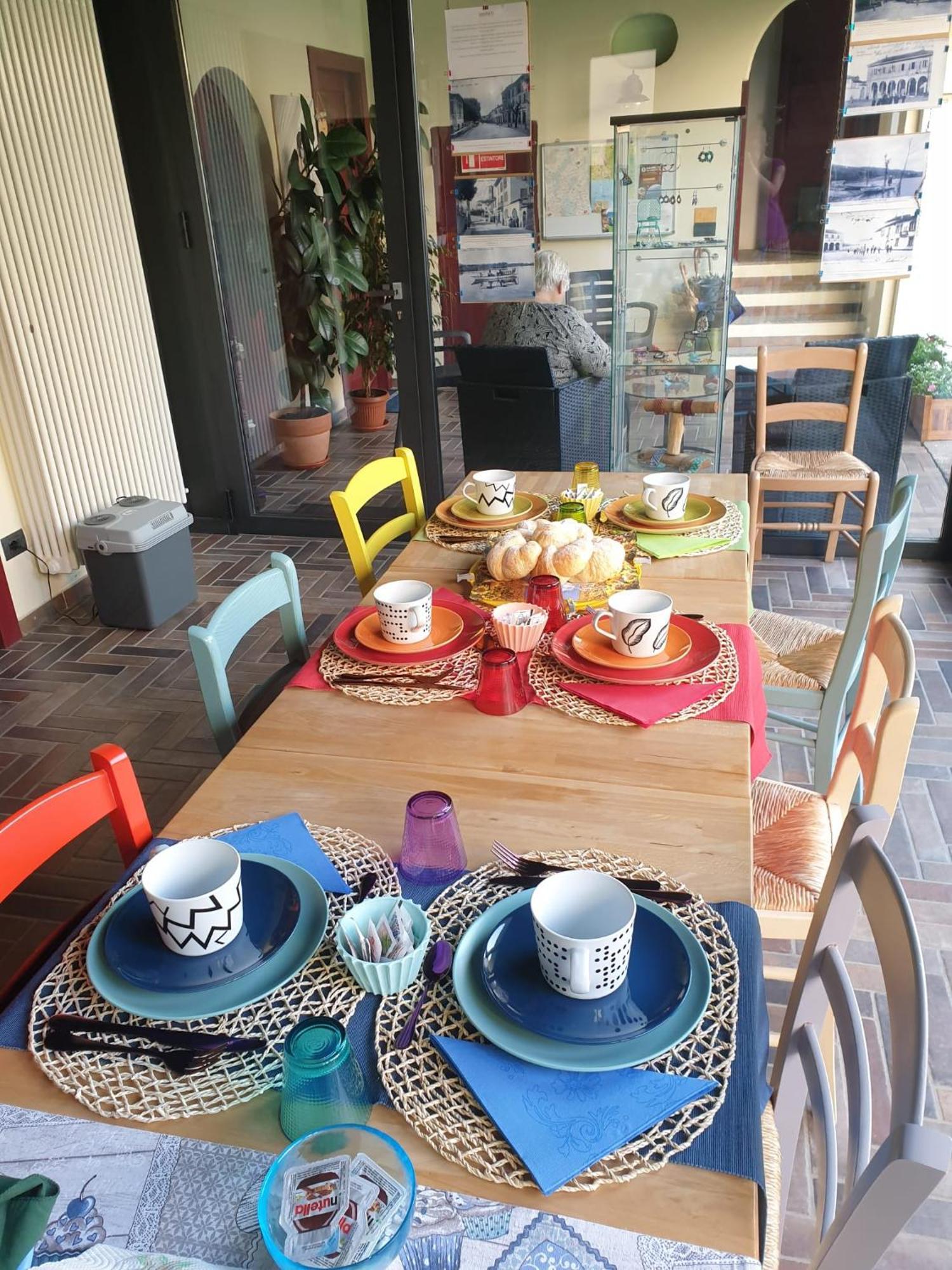 Le Tre Arti Bed & Breakfast Gavirate Bagian luar foto